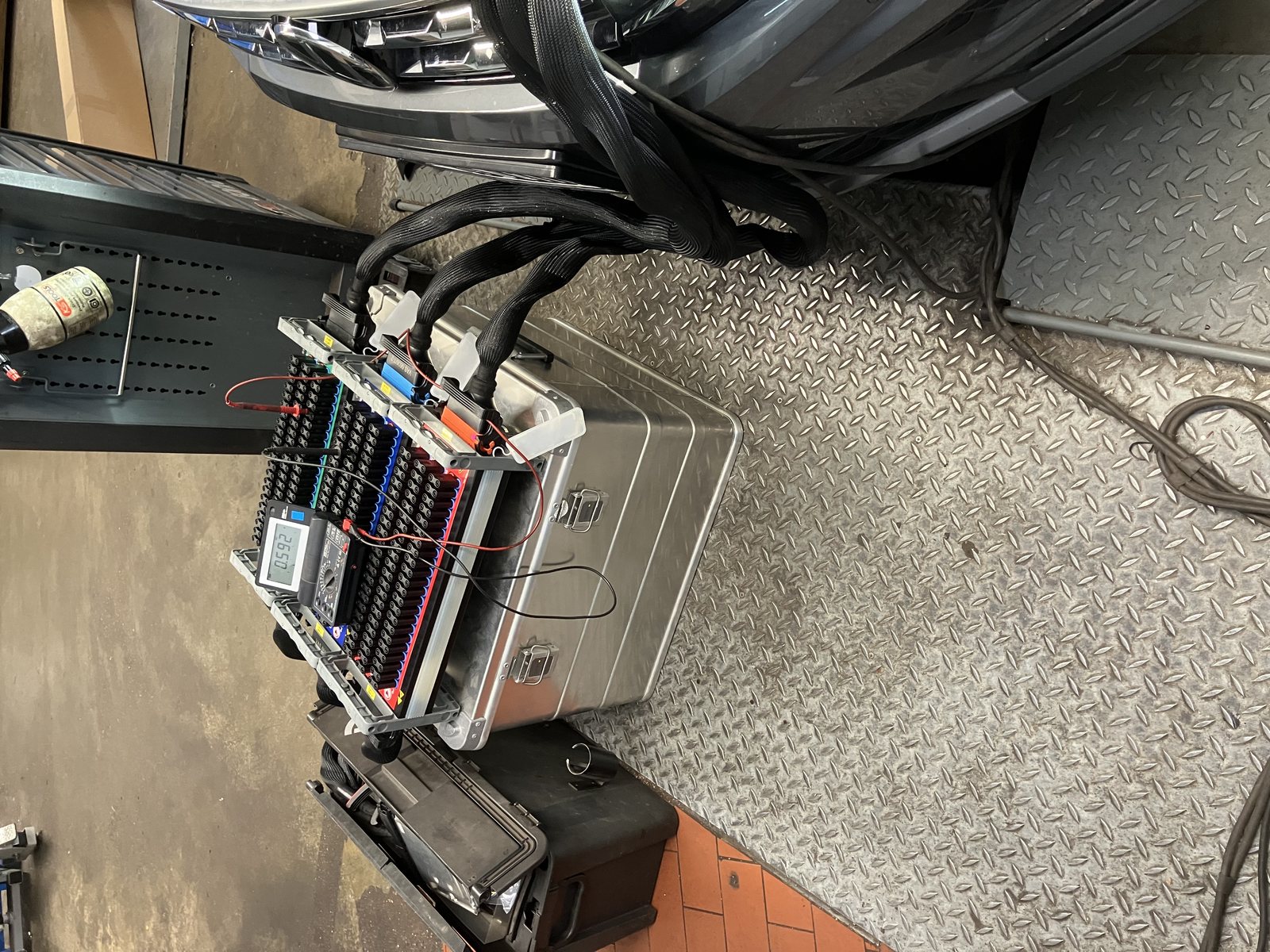 Hochvolt-Prüfbox und Messgerät in der Werkstatt
